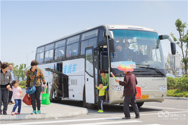 走下園博會專線車，游客們的內(nèi)心滿是期待.jpg